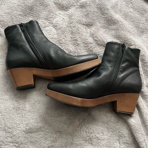 Coclico Black Leather Ankle Boots with shearling inside. 40/ 9.5 Like new